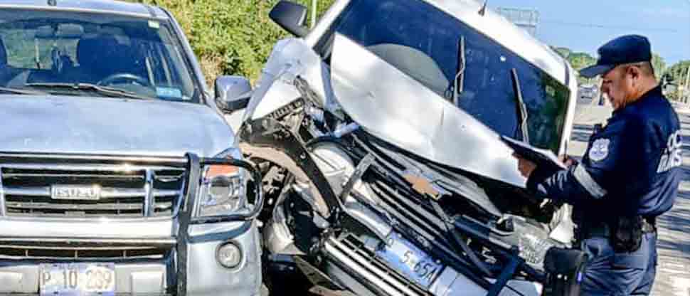 Por invasión de carril: dos pick ups chocan y provocan aparatoso choque