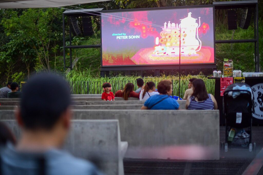 Salvadoreños disfrutan del cine al aire libre en la Monseñor Romero