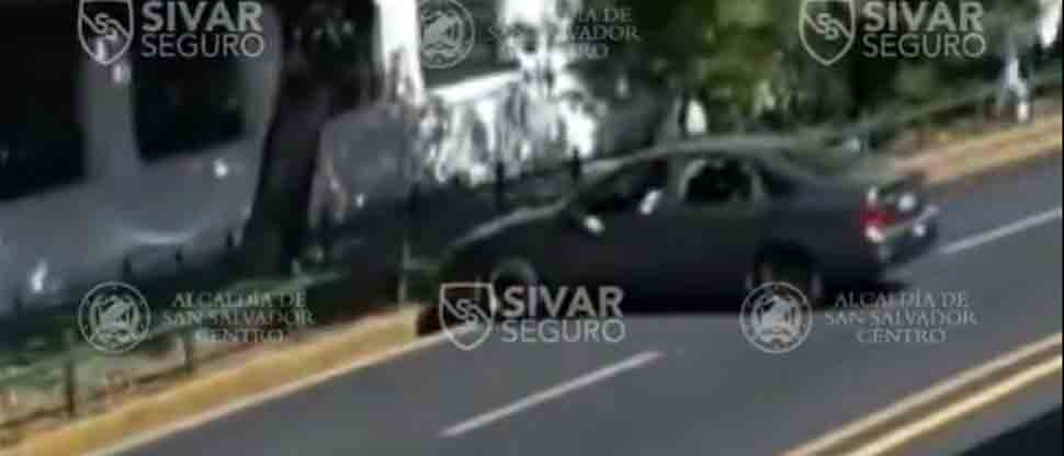 No aprenden: captan a conductor cruzando una doble línea amarilla