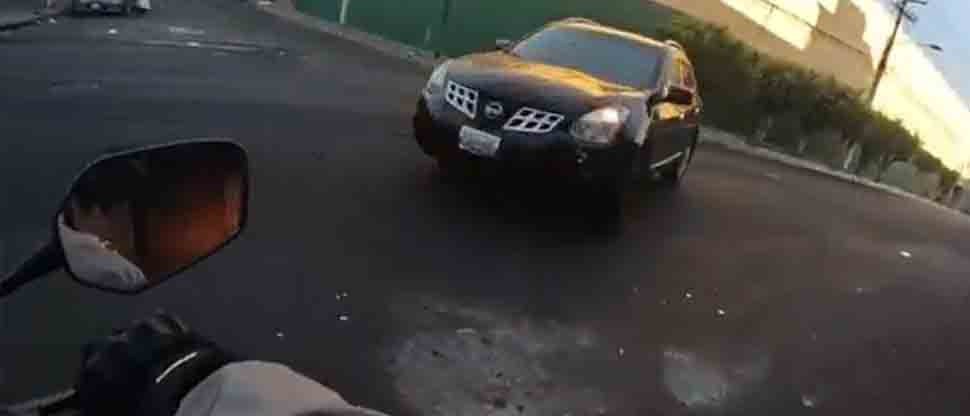 Motociclista graba cuando una conductora lo atropella en San Salvador