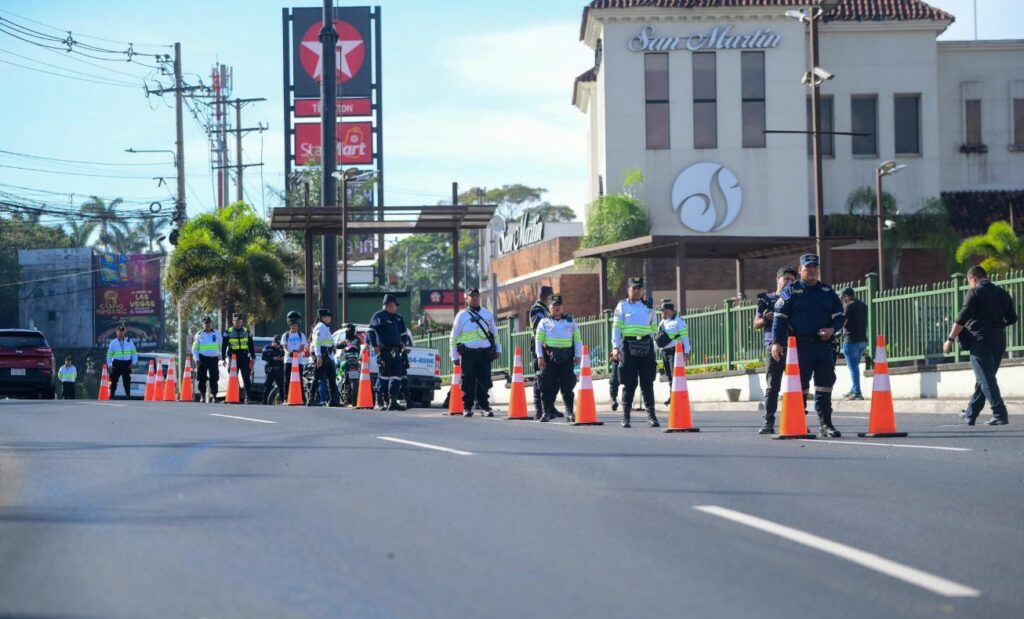 Instalan controles vehiculares en distintos puntos para verificar que conductores cumplan con las leyes de tránsito