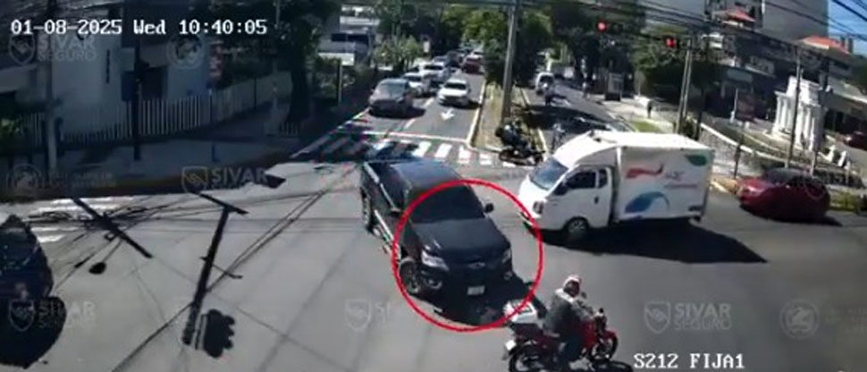 Conductor temerario casi provoca un accidente tras hacer giro ilegal