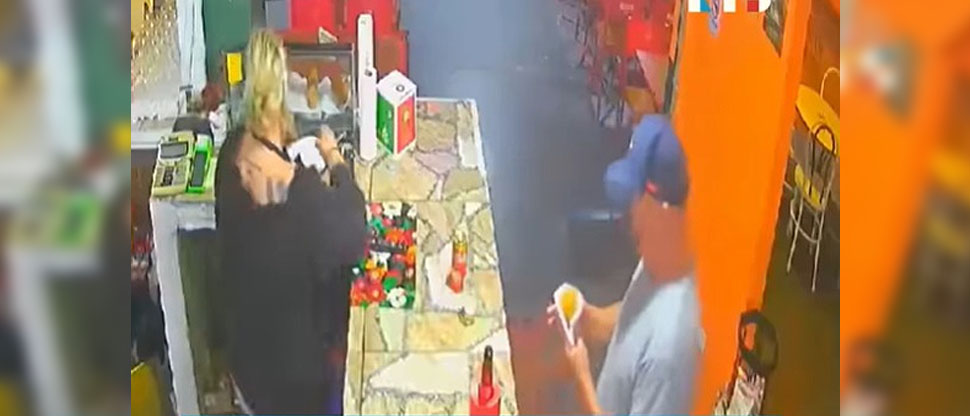 Hombre sufre quemaduras al explotarle una empanada de pollo mientras la comía