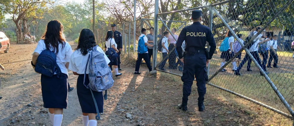 Policías garantizan seguridad en las escuelas en el inicio del año escolar