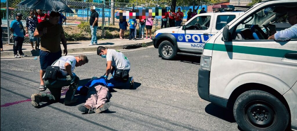 Hombre pierde la vida tras caer de un microbús en marcha en Altavista
