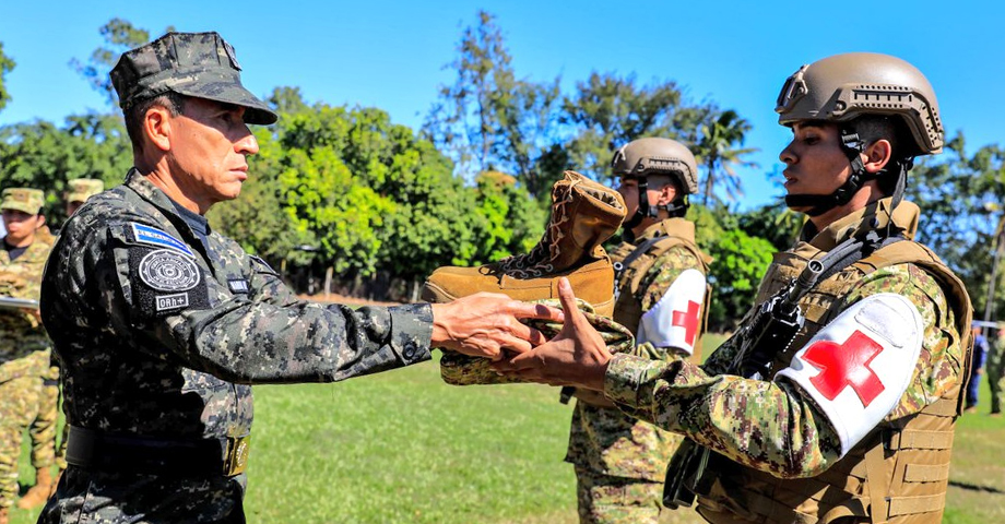 Entregan uniformes y equipo a elementos de la Fuerza Armada
