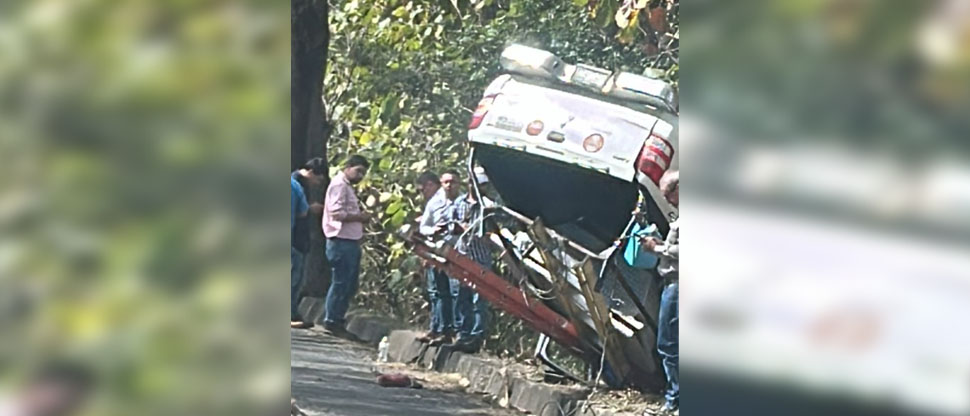 Conductor pierde el control de vehículo y vuelca en carretera Longitudinal del Norte