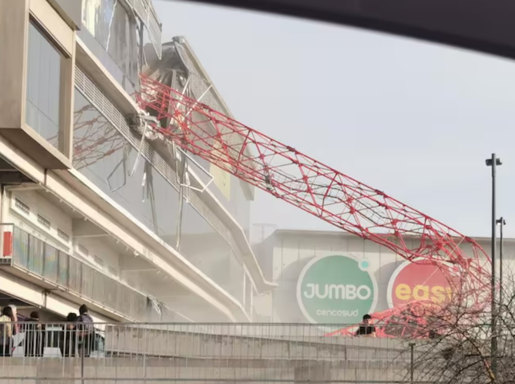 Chile: una persona falleció y varias resultaron heridas tras desplome de una grúa