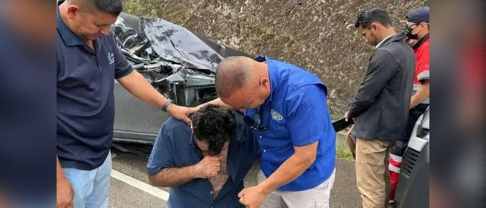 De rodillas, así oró a Dios por salvar su vida minutos después de sufrir aparatoso accidente