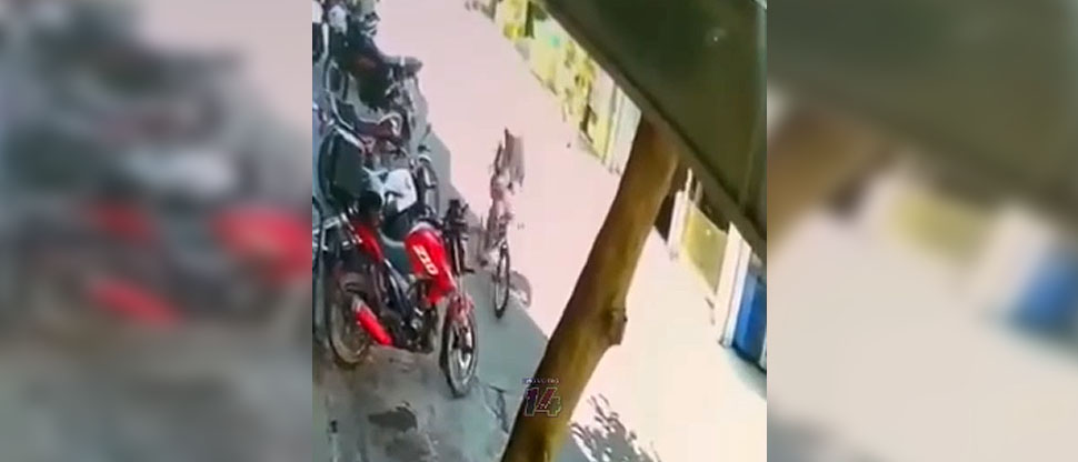 Captan momento cuando hombre hurta una bicicleta en Chalatenango