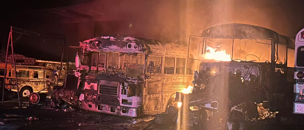 Voraz incendio consume cuatro autobuses de la ruta 209 de Santa Ana