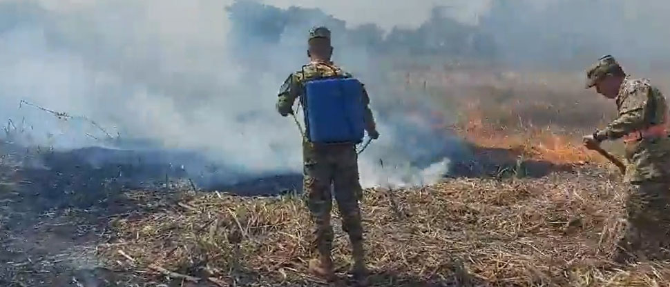 Soldados realizan labores para extinguir incendio en maleza seca