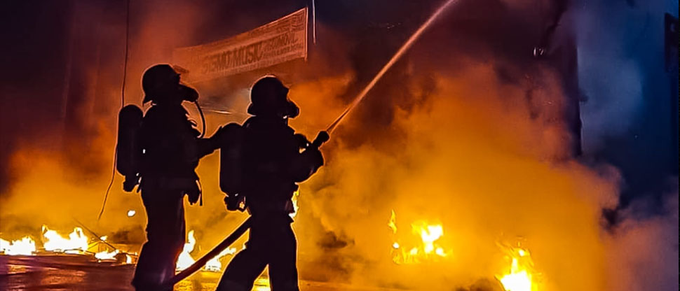 Bomberos controlan voraz incendio en cables eléctricos en carretera Troncal del Norte