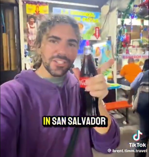 Creador de contenido internacional comparte su experiencia en un mercado de El Salvador 