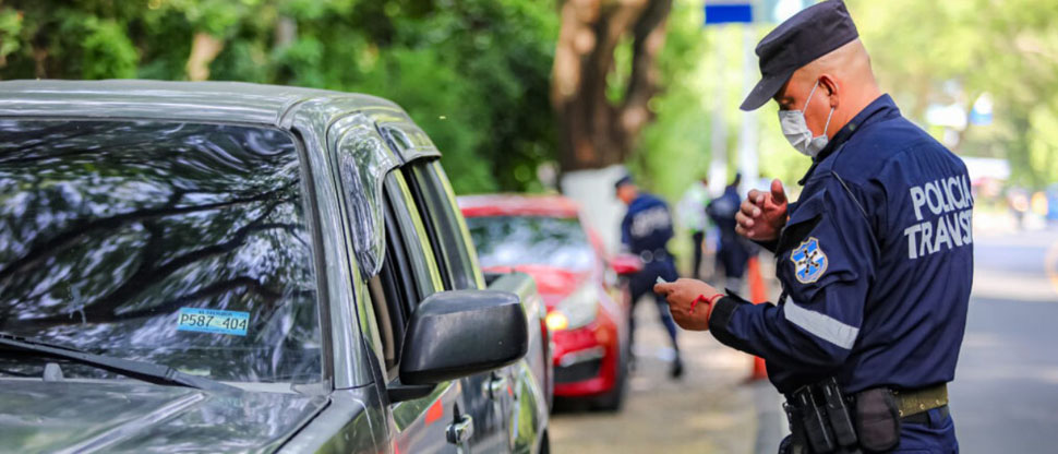 Así fue la reacción de un conductor al ser sorprendido manejando a excesiva velocidad