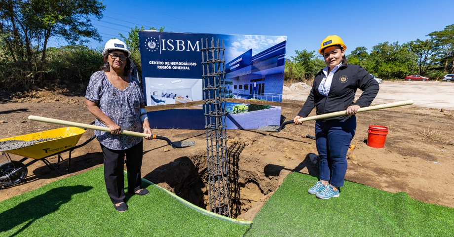 Colocan primera piedra para la construcción del Centro de Hemodiálisis del ISBM en San Miguel