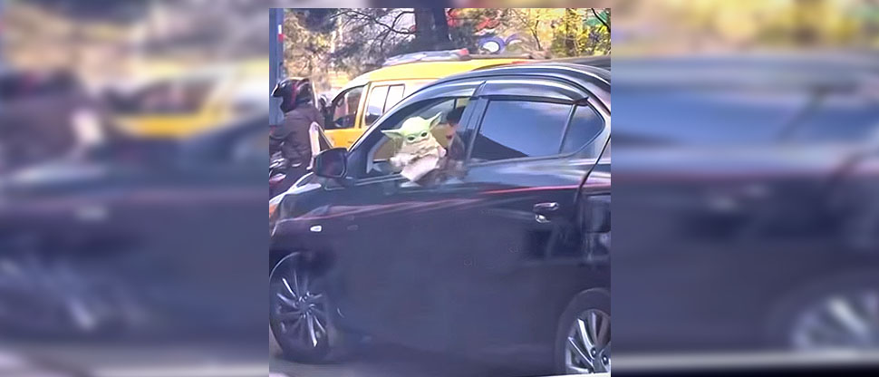 «Grogu» pide vía en el tráfico y video se vuelve viral