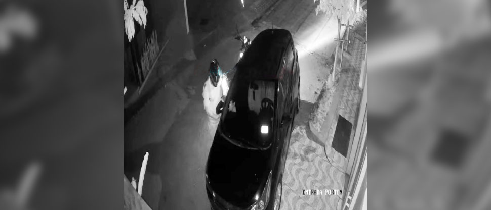 Denuncian a sujeto que hurta accesorios de vehículo estacionado en Chalatenango