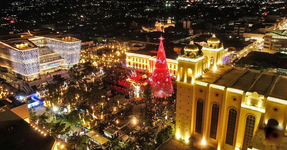 Salvadoreños inundan las calles del Centro Histórico para el último día de la Villa Navideña