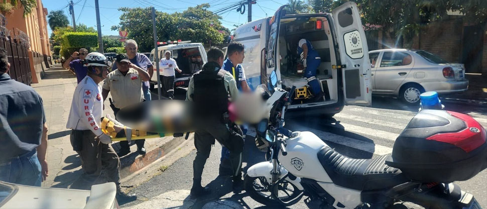 Auxilian a dos personas que fueron atropelladas por un vehículo en Santa Tecla