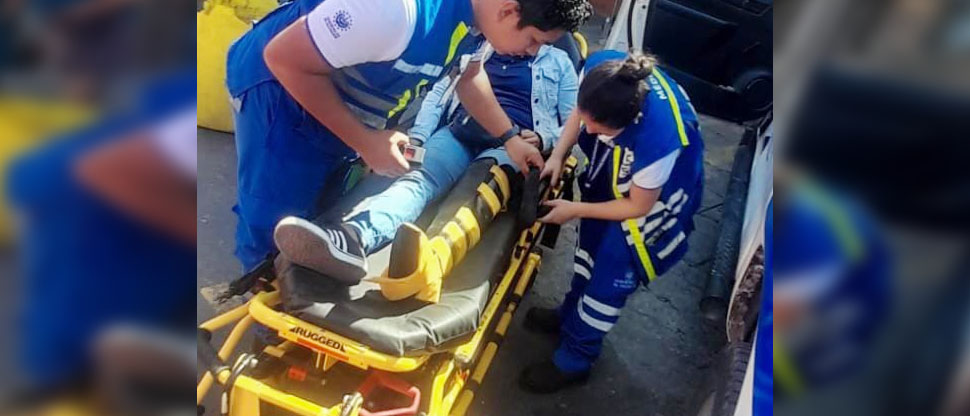 Auxilian a joven tras ser atropellada por un vehículo en el centro de San Salvador