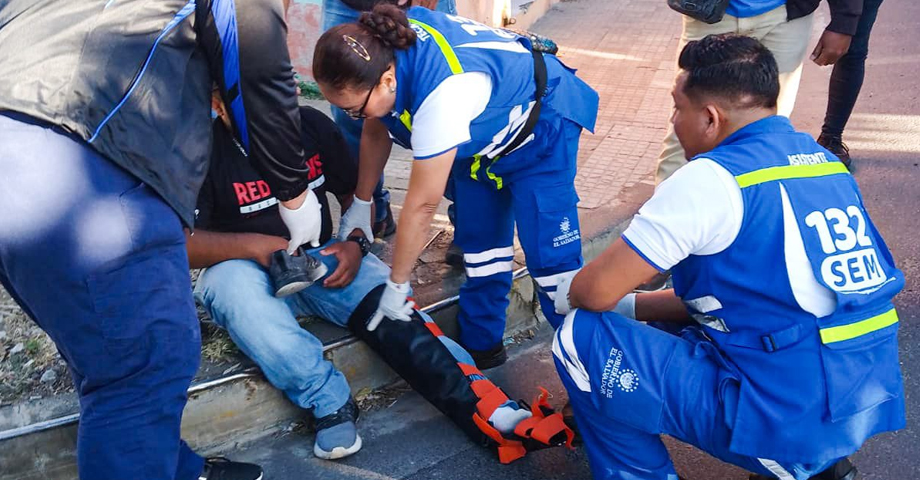Motociclista resulta con múltiples lesiones tras aparatoso accidente en Santa Ana