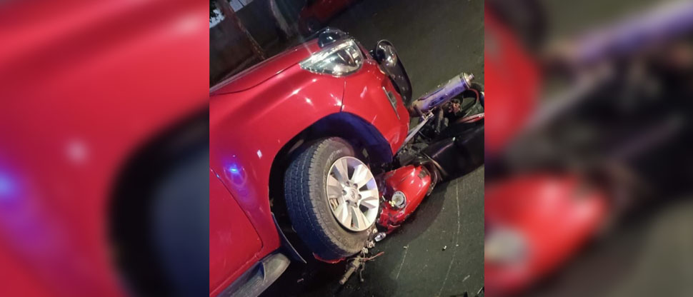 Motociclista queda tendido sobre el pavimento tras chocar contra la parte trasera de vehículo