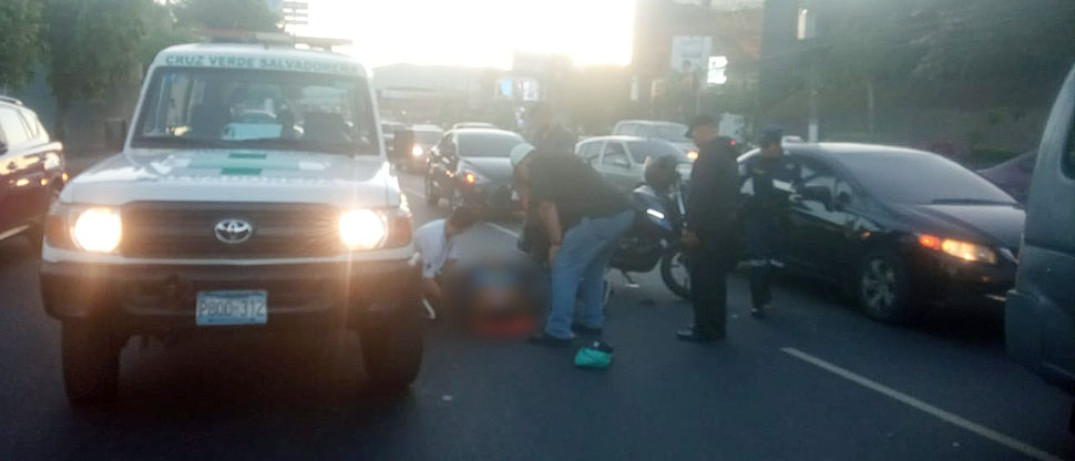 Auxilian a motociclista que sufrió lesiones al accidentarse en bulevar Los Próceres