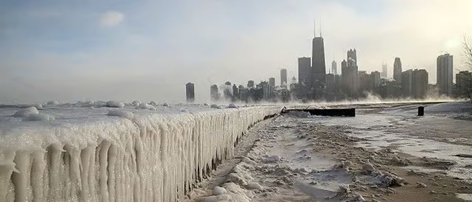 Lago de Michigan se congela tras temperaturas extremas que afectan en Estados Unidos