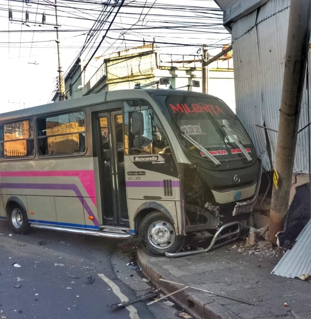 Dos adultos y un menor lesionados: Microbús de la ruta 29 provoca fuerte choque en San Salvador