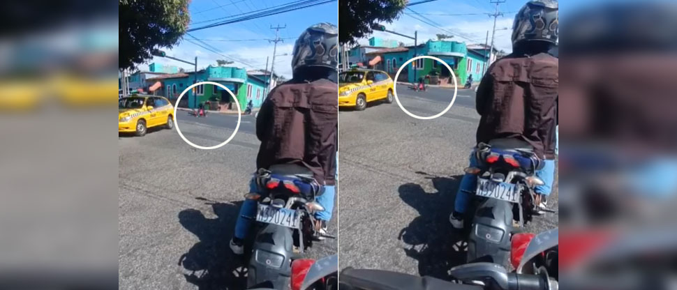 Captan momento cuando motociclista choca contra vehículo en San Salvador
