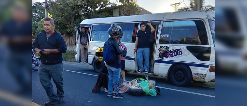 Motociclista choca contra microbús por ir rebasado al lado contrario