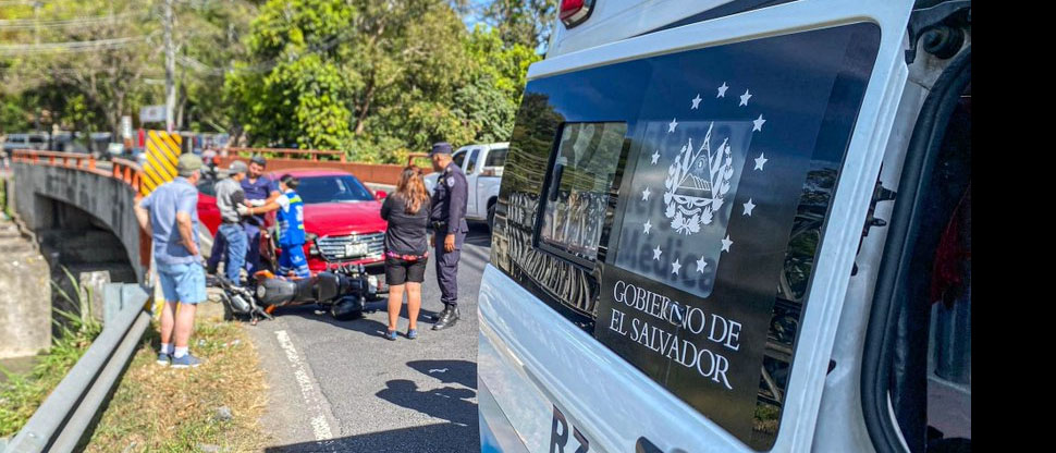 Auxilian a motociclista tras fuerte accidente en calle Agua Caliente, Soyapango