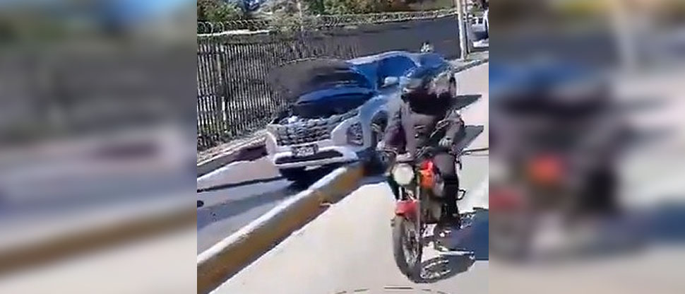 Vehículo queda atascado en separadores de la alameda Juan Pablo II