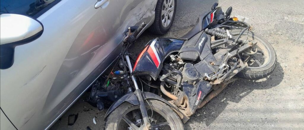 Joven motociclista resulta lesionado tras fuerte choque