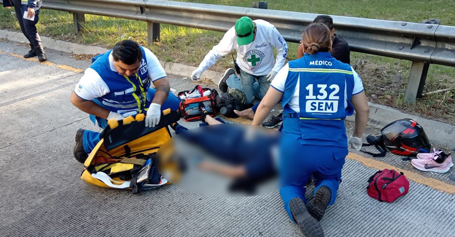 Motociclista y su acompañante resultan lesionados tras accidente en Comalapa