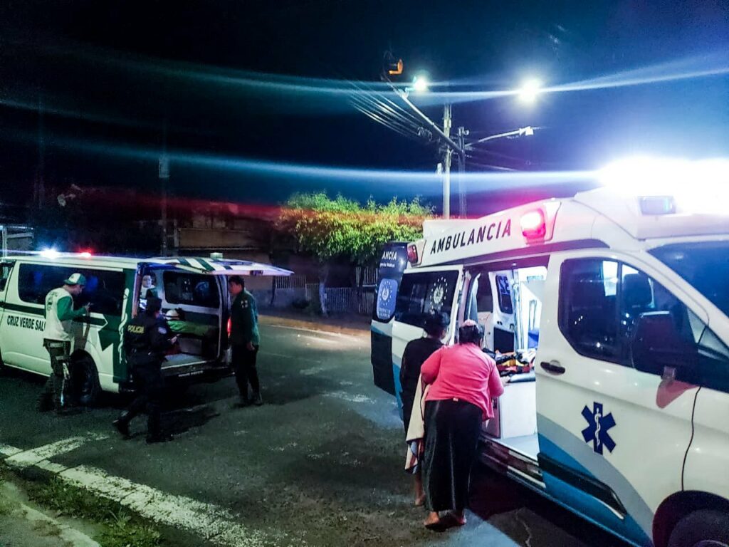 Brindan asistencia médica oportuna a motociclista que fue embestido esta madrugada