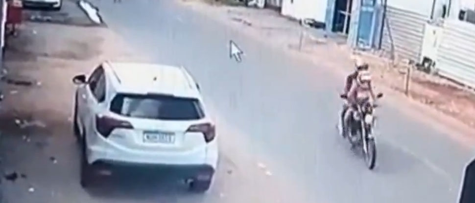 MÉXICO: Automovilista embiste a dos ladrones que escapaban en una motocicleta