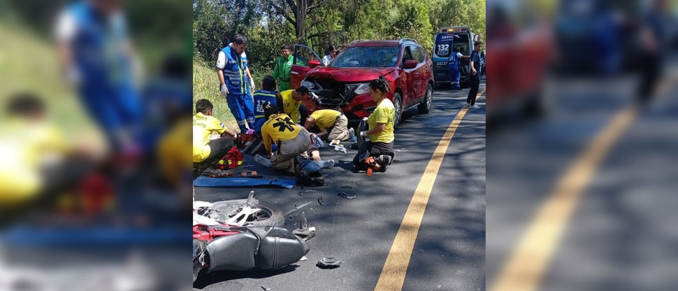 Dos lesionados deja fuerte choque entre vehículo y motocicleta en Ilopango