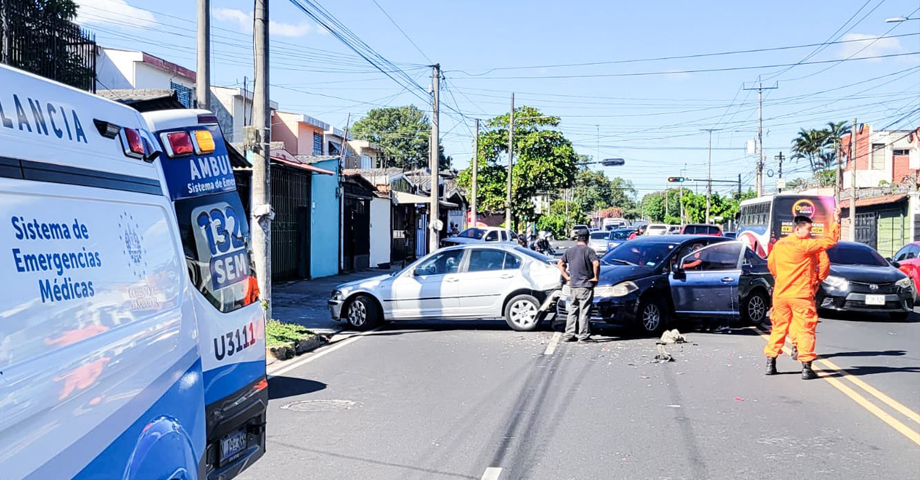 Reportan mujer de la tercera edad lesionada tras accidente en San Salvador