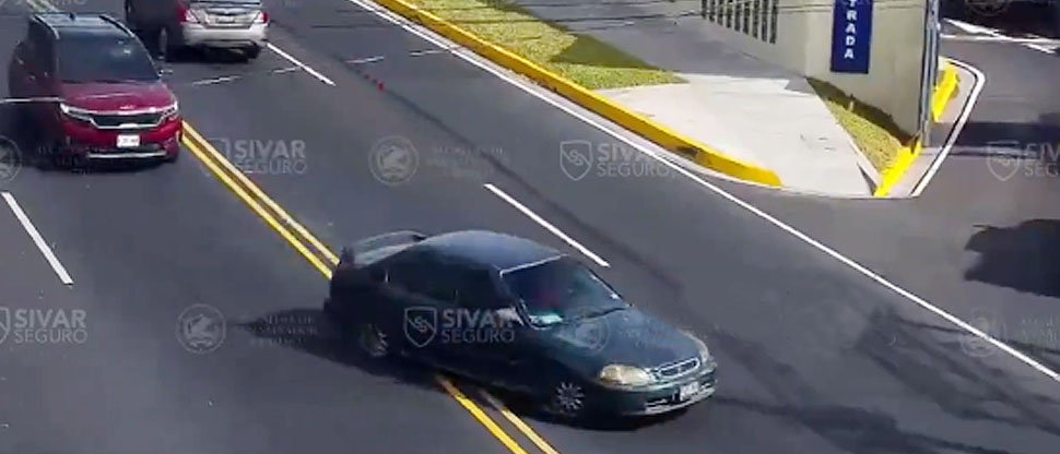 Continúan registrando la imprudencia de muchos conductores, esta vez, en avenida Bernal