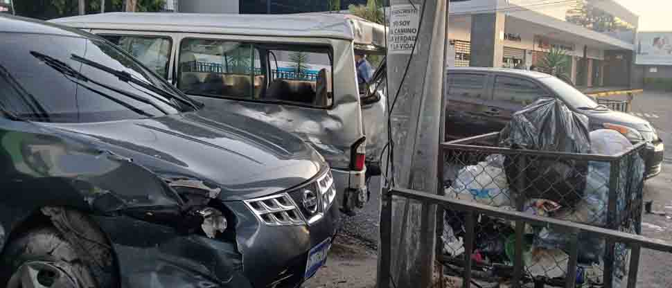 Paso obstruido tras múltiple choque en Paseo General Escalón