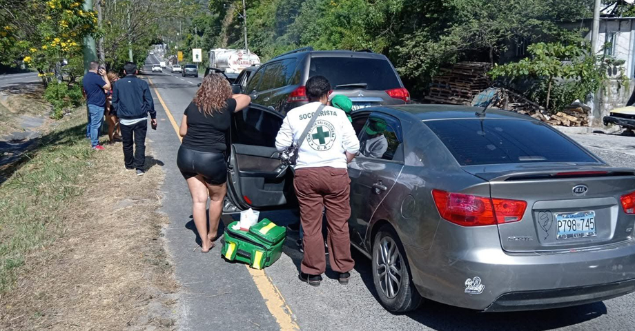 Varios lesionados tras múltiple accidente en carretera a Comalapa