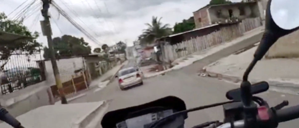 ECUADOR: delincuentes secuestran a conductor y se desata intensa persecución policial