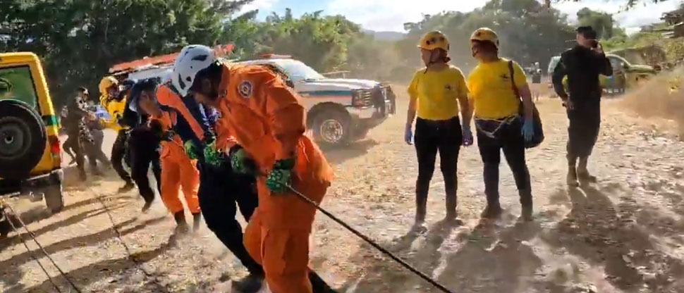 Rescatan a hombre que cayó a un precipicio en Nejapa