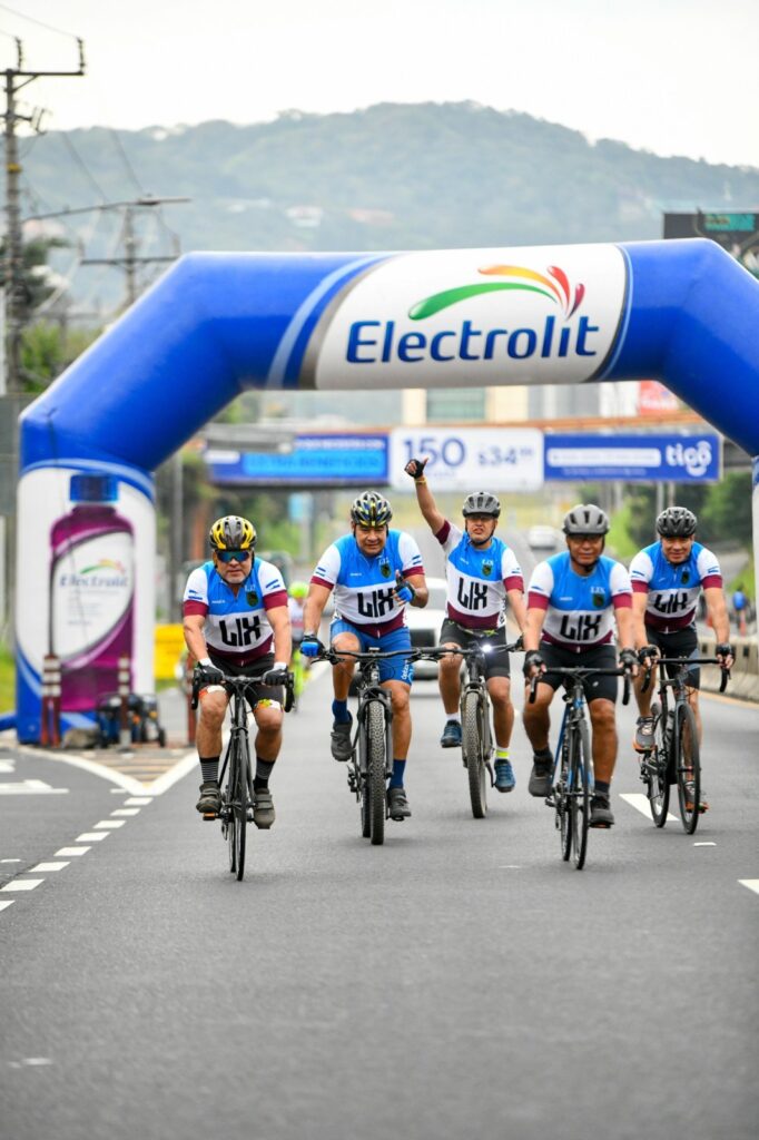 Familias salvadoreñas asisten masivamente a la primera «Pedaleada SV» de este año
