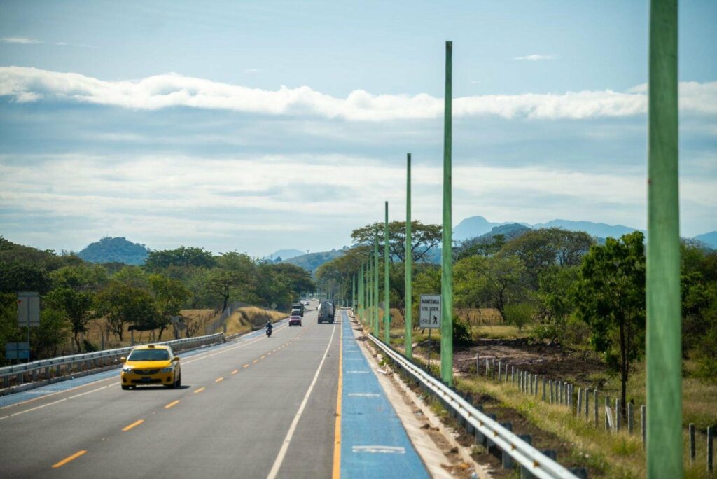 Avanzan trabajos de iluminación en el Periférico Gerardo Barrios, San Miguel
