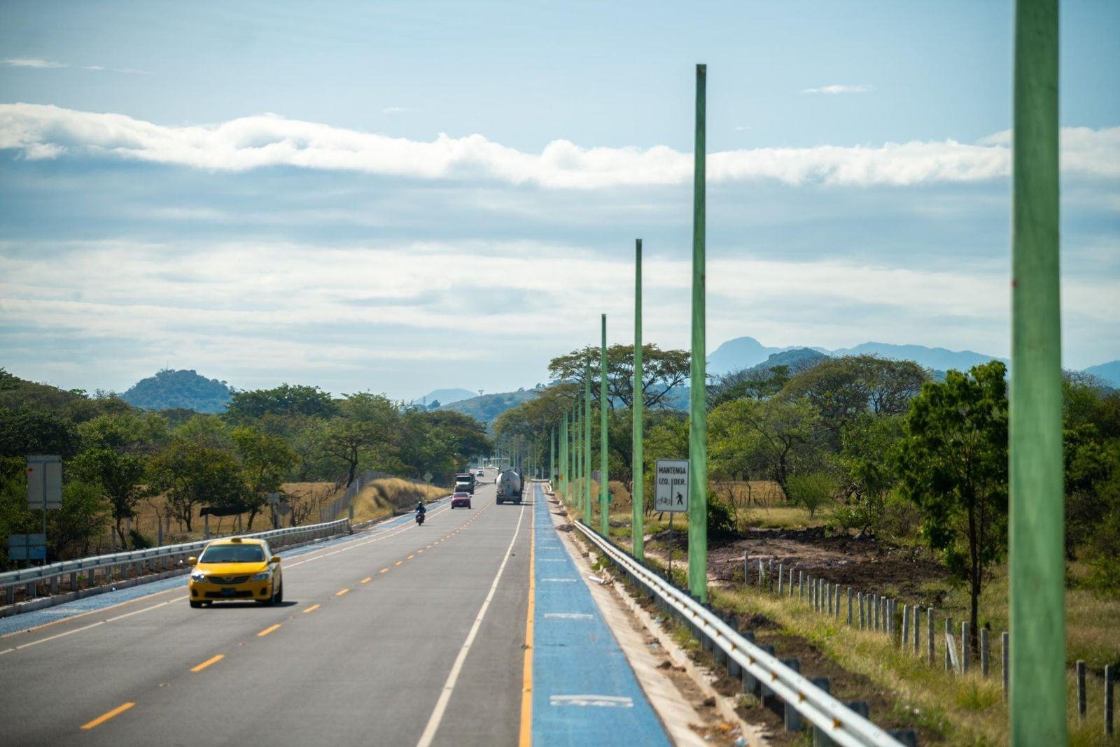 Avanzan trabajos de iluminación en el Periférico Gerardo Barrios, San Miguel