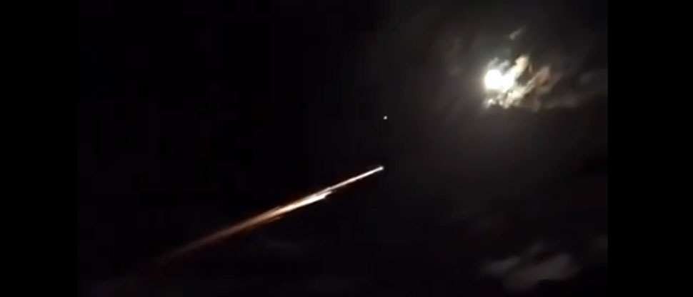 Captan misterioso objeto luminoso sobrevolando el cielo de Perú