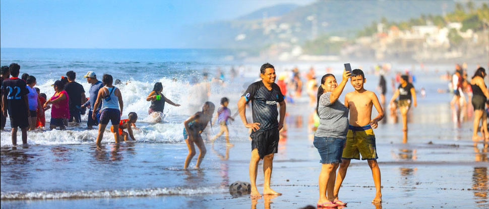 Miles de salvadoreños reciben el Año Nuevo en playas del país
